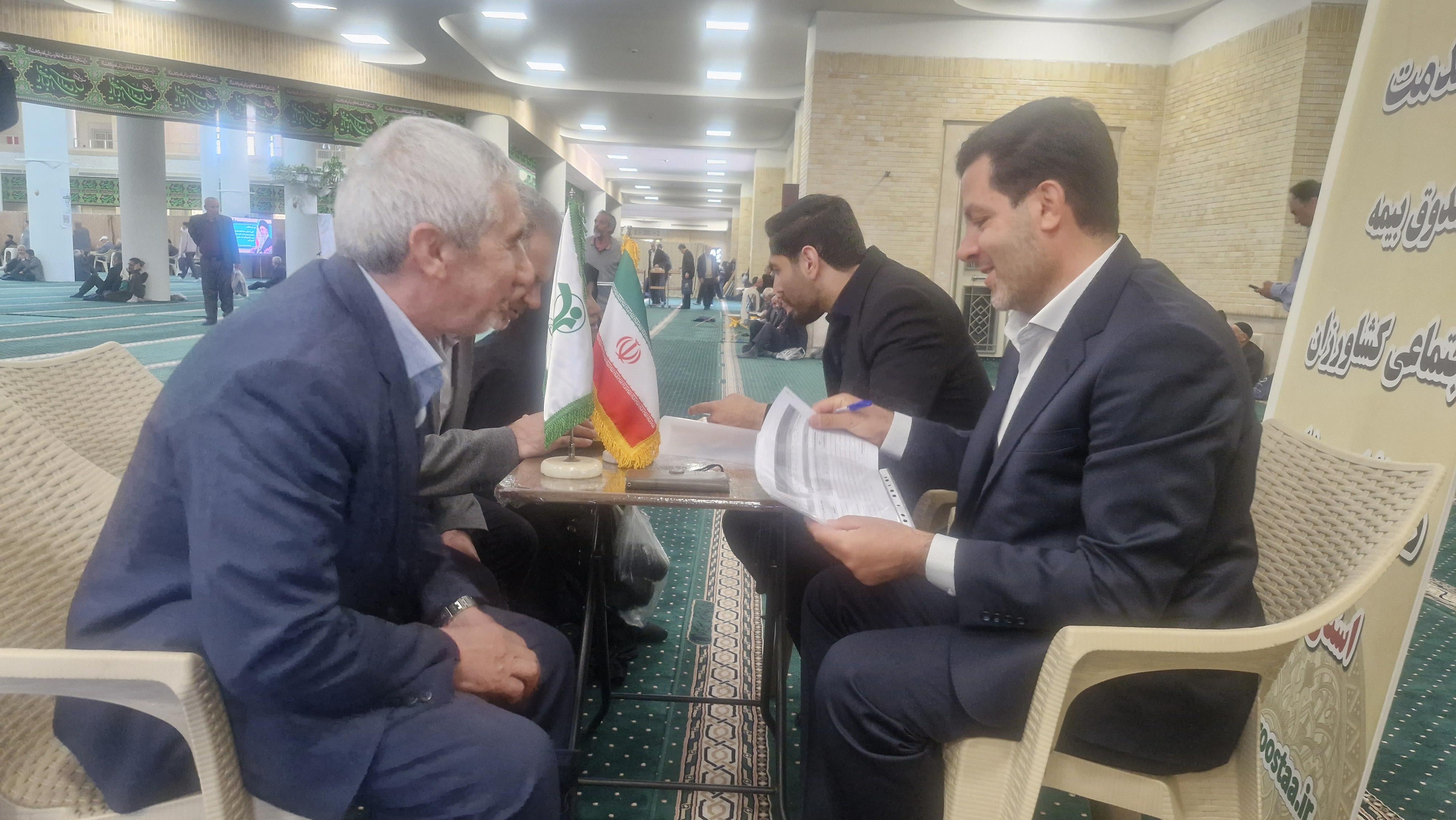 پاسخگویی چهره به چهره مدیر صندوق بازنشستگی زنجان به مطالبات بازنشستگان در مصلای نماز جمعه